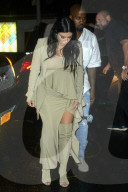 PEOPLE: Kim Kardashian trägt Overknees