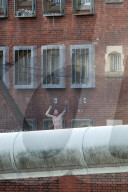 NEWS: Manchester: Häftlinge demonstrieren auf dem Dach des Gefängnisses
