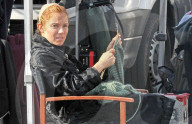 PEOPLE: Sienna Miller strickt während der Drehpause