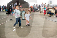 NEWS: Tausende neuer Flüchtlinge im österreichischen Nickelsdorf