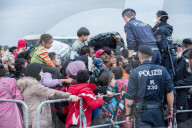 NEWS: Tausende neuer Flüchtlinge im österreichischen Nickelsdorf