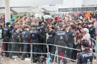 NEWS: Tausende neuer Flüchtlinge im österreichischen Nickelsdorf