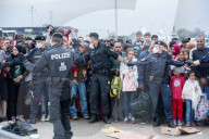 NEWS: Tausende neuer Flüchtlinge im österreichischen Nickelsdorf