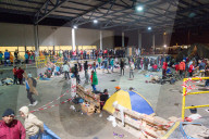 NEWS: Tausende neuer Flüchtlinge im österreichischen Nickelsdorf