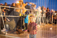 NEWS: Tausende neuer Flüchtlinge im österreichischen Nickelsdorf