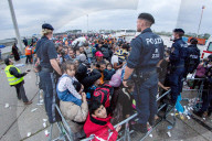 NEWS: Tausende neuer Flüchtlinge im österreichischen Nickelsdorf
