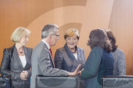 NEWS: Flüchtlingskrise: Angela Merkel lädt zur Sondersitzung in Berlin