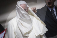 NEWS: Papst Franziskus vom Winde verweht