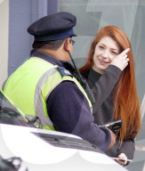 PEOPLE: Nicola Roberts kassiert ein Knöllchen