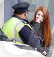 PEOPLE: Nicola Roberts kassiert ein Knöllchen