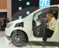 NEWS: Angela Merkel besucht die IAA in Frankfurt