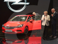 NEWS: Angela Merkel besucht die IAA in Frankfurt