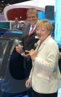 NEWS: Angela Merkel besucht die IAA in Frankfurt