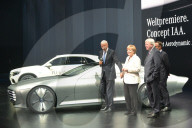 NEWS: Angela Merkel besucht die IAA in Frankfurt