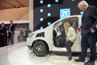 NEWS: Angela Merkel besucht die IAA in Frankfurt