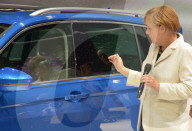 NEWS: Angela Merkel besucht die IAA in Frankfurt