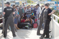 NEWS: Flüchtlinge warten in Freilassing auf die Einreise nach Deutschland