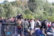 NEWS: Flüchtlinge warten in Freilassing auf die Einreise nach Deutschland