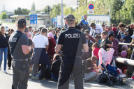 NEWS: Flüchtlinge warten in Freilassing auf die Einreise nach Deutschland