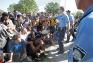 NEWS: Flüchtlinge durchbrechen die Polizeilinie bei Tovarnik