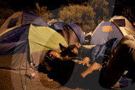 NEWS: Flüchtlinge schlafen in Zelten und im Freien an der serbisch-ungarischen Grenze