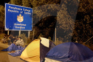 NEWS: Flüchtlinge schlafen in Zelten und im Freien an der serbisch-ungarischen Grenze