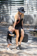PEOPLE: Fergie und Klein Axl in Brentwood unterwegs