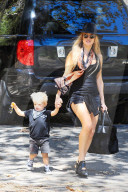 PEOPLE: Fergie und Klein Axl in Brentwood unterwegs