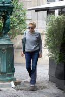 PEOPLE: Sharon Stone in Paris unterwegs