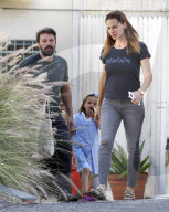 PEOPLE: Jennifer Garner und Ben Affleck holen die Girls vom Karate ab