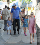 PEOPLE: Ben Affleck und Jennifer Garner mit den Kids auf dem Markt (weitere Bilder)
