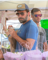PEOPLE: Ben Affleck und Jennifer Garner mit den Kids auf dem Markt (weitere Bilder)
