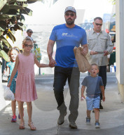 PEOPLE: Ben Affleck und Jennifer Garner mit den Kids auf dem Markt (weitere Bilder)