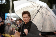PEOPLE: Filmpremiere im Regen: Benicio Del Toro
