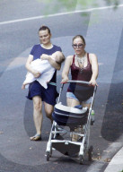 EXKLUSIV: Auch schon Oma: Ornella Muti spaziert mit Tochter und Enkel