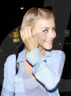 PEOPLE: Julianne Hough trägt einen Verlobungsring