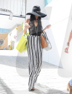 PEOPLE: Vanessa Hudgens lächelt unter dem Schlapphut hervor