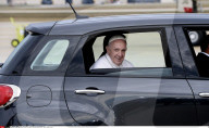 Barack and Michelle Obama welcome His Holiness Pope Francis to the United States