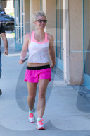 PEOPLE: Britney Spears in pinken  Shorts unterwegs