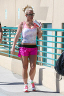 PEOPLE: Britney Spears in pinken  Shorts unterwegs