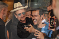 PEOPLE: Bono von U2 wird in Berlin von Fans umringt