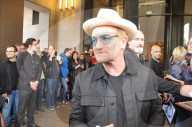 PEOPLE: Bono von U2 wird in Berlin von Fans umringt