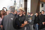 PEOPLE: Bono von U2 wird in Berlin von Fans umringt