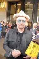 PEOPLE: Bono von U2 wird in Berlin von Fans umringt