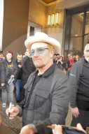 PEOPLE: Bono von U2 wird in Berlin von Fans umringt