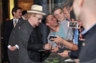 PEOPLE: Bono von U2 wird in Berlin von Fans umringt