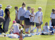 PEOPLE: Julia Roberts schaut ihren Jungs beim Fussballspielen zu