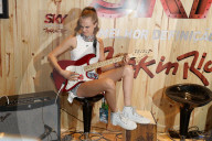 PEOPLE: Cara Delevingne probiert sich mit der E-Gitarre