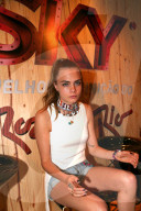 PEOPLE: Cara Delevingne probiert sich mit der E-Gitarre