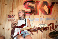 PEOPLE: Cara Delevingne probiert sich mit der E-Gitarre